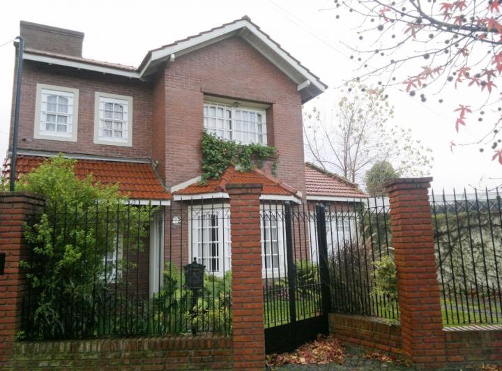 Casa · 220m² · 4 Dormitorios · 1 Cochera