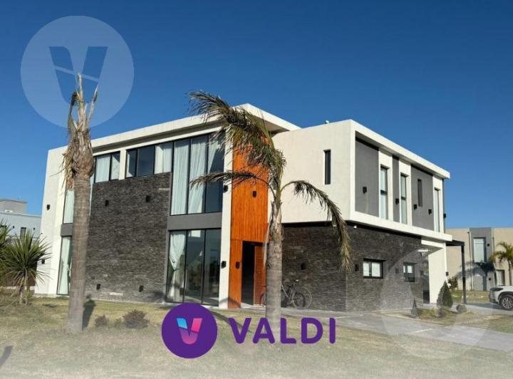 Casa · 350m² · 5 Ambientes · 1 Cochera