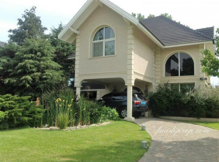 Casa · 300m² · 6 Ambientes · 1 Cochera