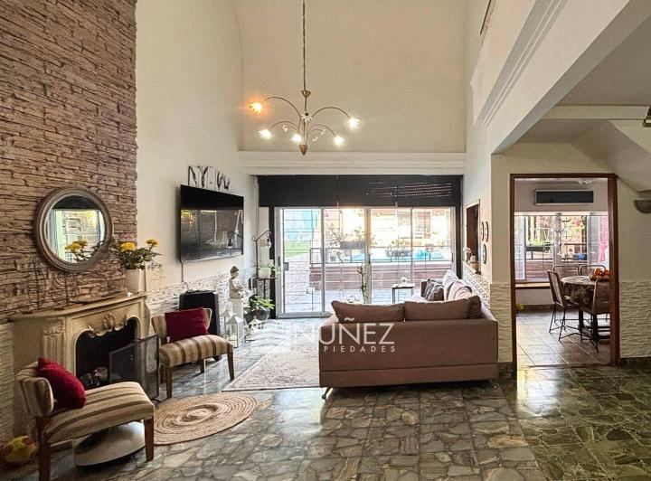 Casa · 248m² · 5 Ambientes · 1 Cochera