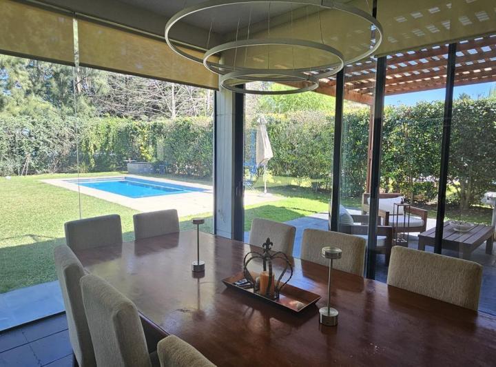 Casa · 270m² · 5 Ambientes · 2 Cocheras
