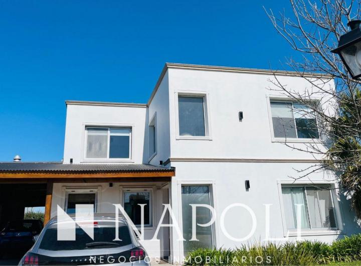 Casa · 223m² · 6 Ambientes · 2 Cocheras