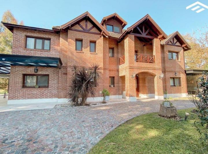 Casa · 550m² · 7 Ambientes · 2 Cocheras