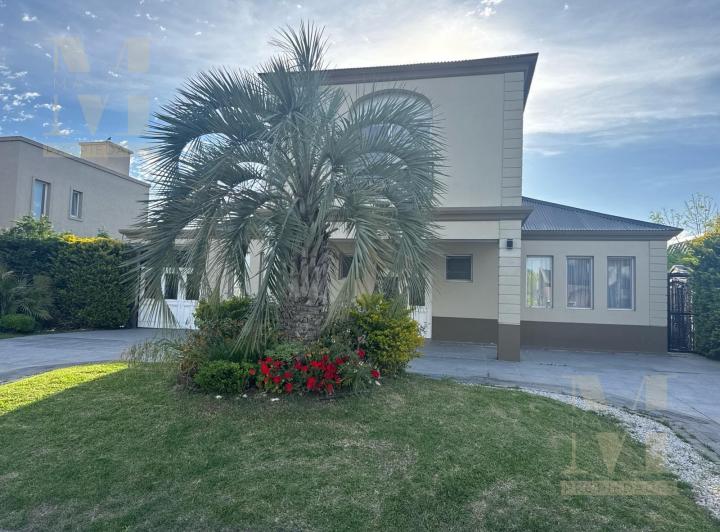 Casa · 281m² · 8 Ambientes · 2 Cocheras
