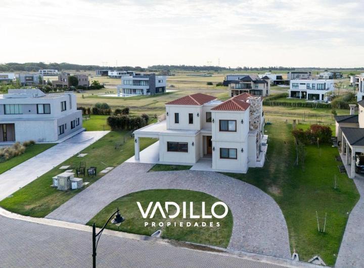 Casa · 220m² · 5 Ambientes · 1 Cochera