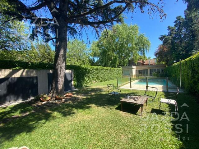 Casa · 255m² · 6 Ambientes · 1 Cochera