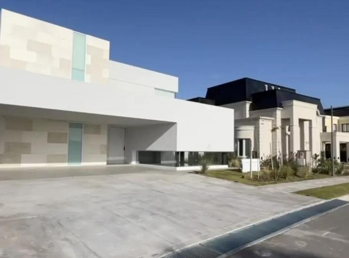 Casa · 750m² · 5 Ambientes · 6 Cocheras