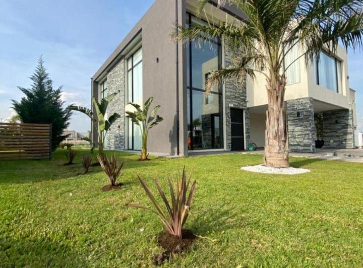 Casa · 380m² · 6 Ambientes · 2 Cocheras