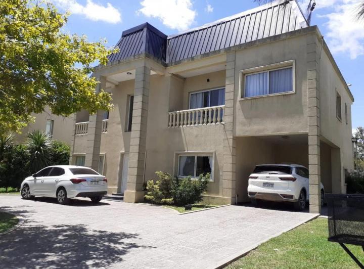 Casa · 300m² · 9 Ambientes · 1 Cochera