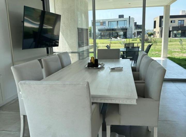 Casa · 330m² · 6 Ambientes · 6 Cocheras
