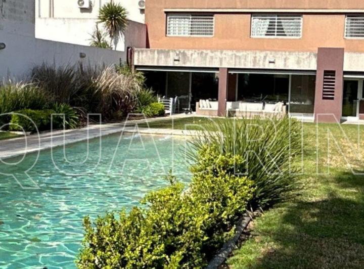 Casa · 350m² · 5 Ambientes · 1 Cochera