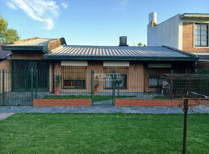 Casa · 210m² · 5 Ambientes · 2 Cocheras