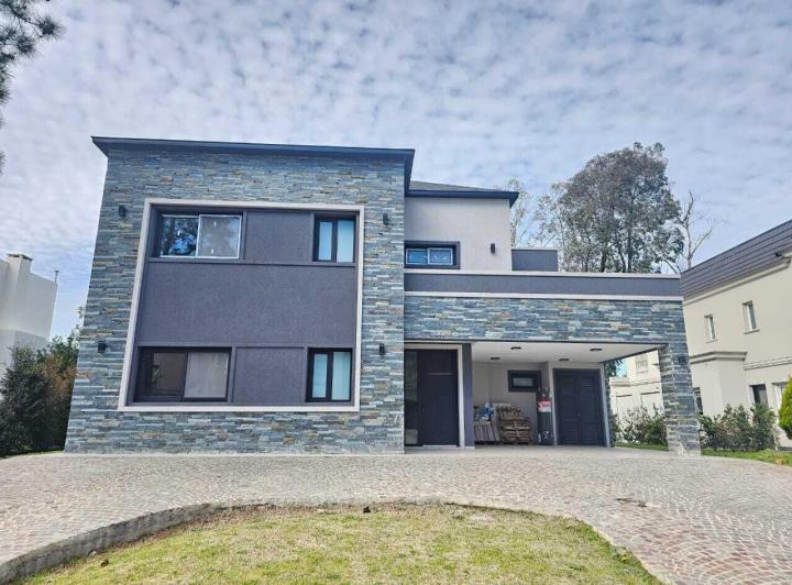 Casa · 320m² · 6 Ambientes · 2 Cocheras