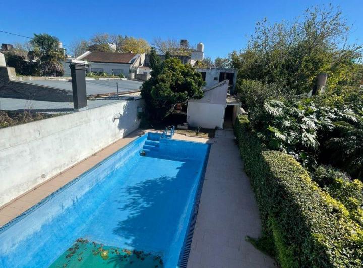 Casa · 210m² · 6 Ambientes · 2 Cocheras