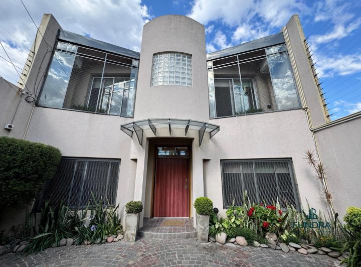 Casa · 223m² · 6 Ambientes · 2 Cocheras