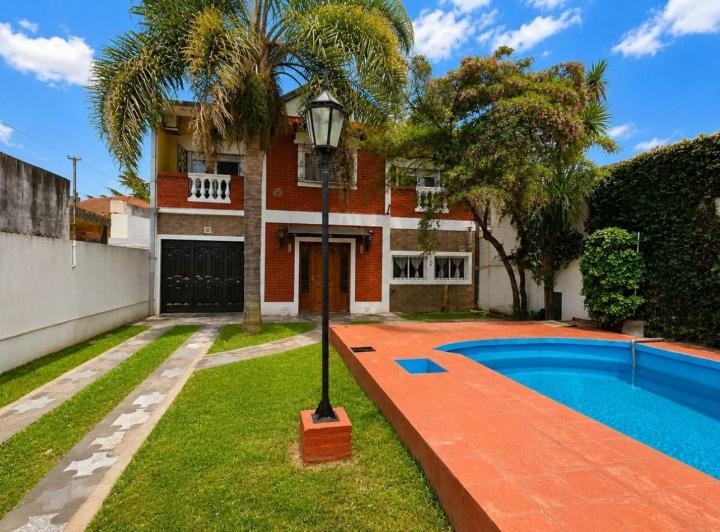 Casa · 100m² · 6 Ambientes · 2 Cocheras