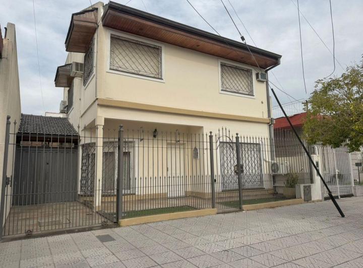 Casa · 157m² · 6 Ambientes · 3 Cocheras