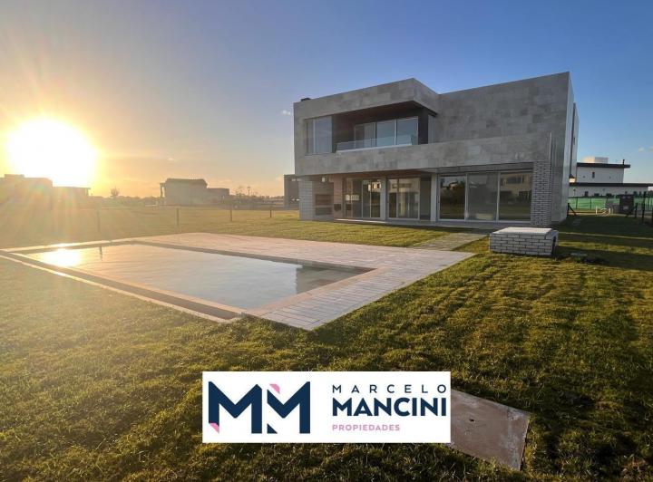 Casa · 274m² · 8 Ambientes · 6 Cocheras