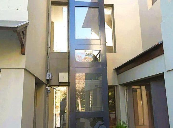 Casa · 300m² · 6 Ambientes · 2 Cocheras