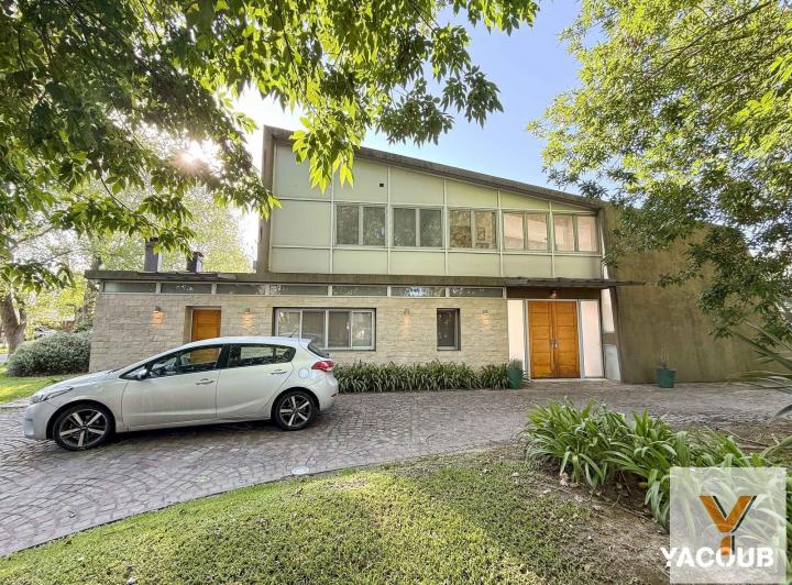 Casa · 385m² · 6 Ambientes · 4 Cocheras