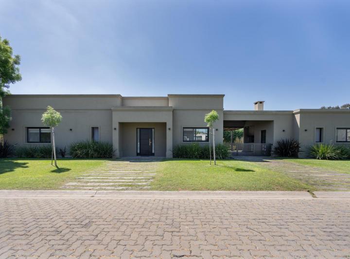 Casa · 226m² · 5 Ambientes · 2 Cocheras