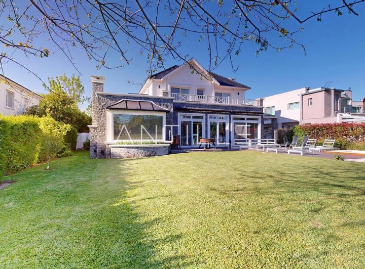 Casa · 970m² · 5 Ambientes · 1 Cochera
