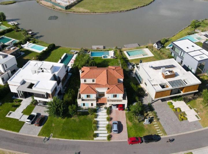 Casa · 380m² · 5 Ambientes · 6 Cocheras