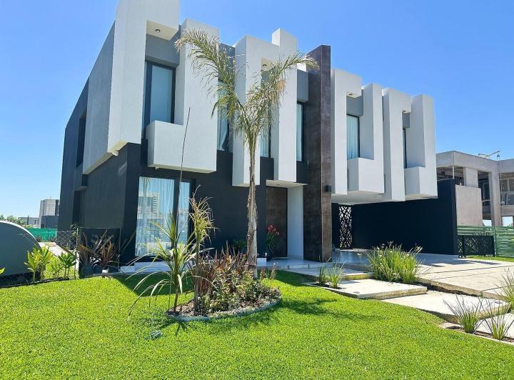 Casa · 244m² · 5 Ambientes · 6 Cocheras