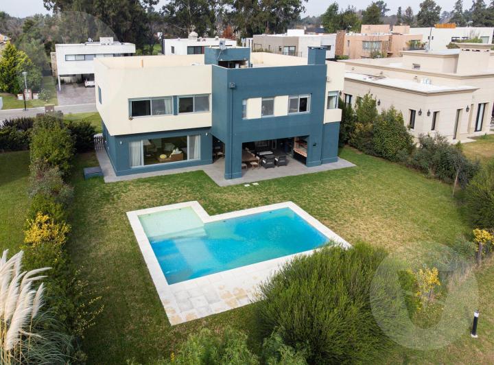 Casa · 271m² · 7 Ambientes · 6 Cocheras