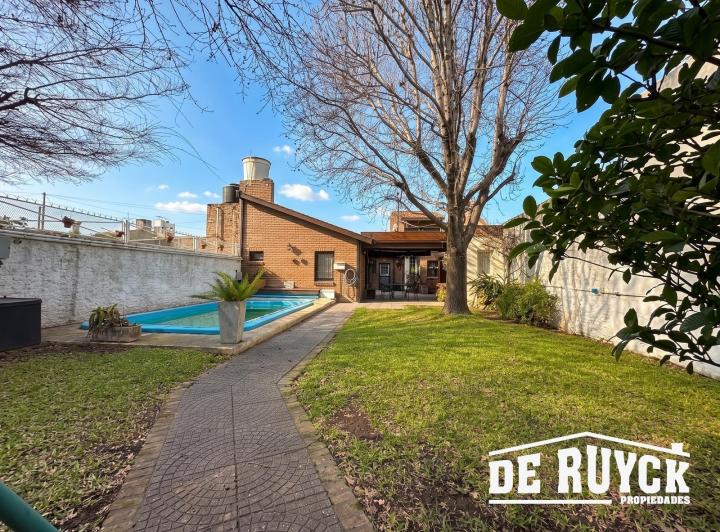 Casa · 223m² · 5 Ambientes · 2 Cocheras