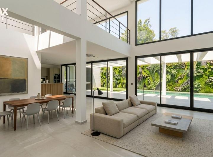 Casa · 300m² · 6 Ambientes · 2 Cocheras