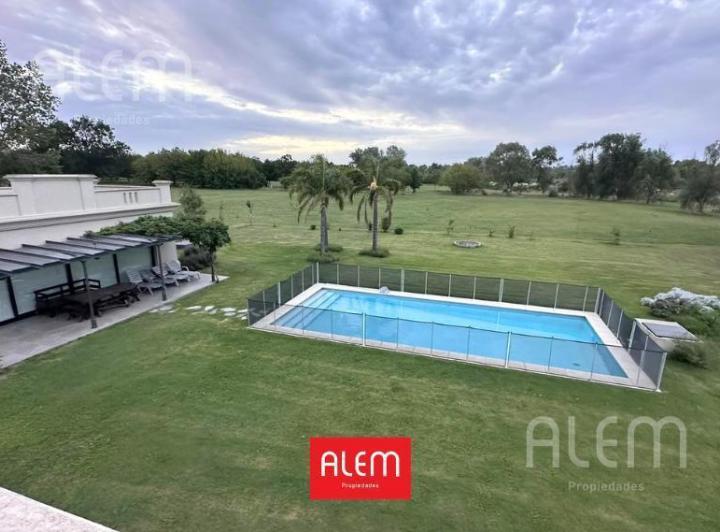 Casa · 430m² · 5 Dormitorios · 2 Cocheras