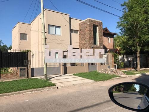 Casa · 198m² · 5 Ambientes · 1 Cochera