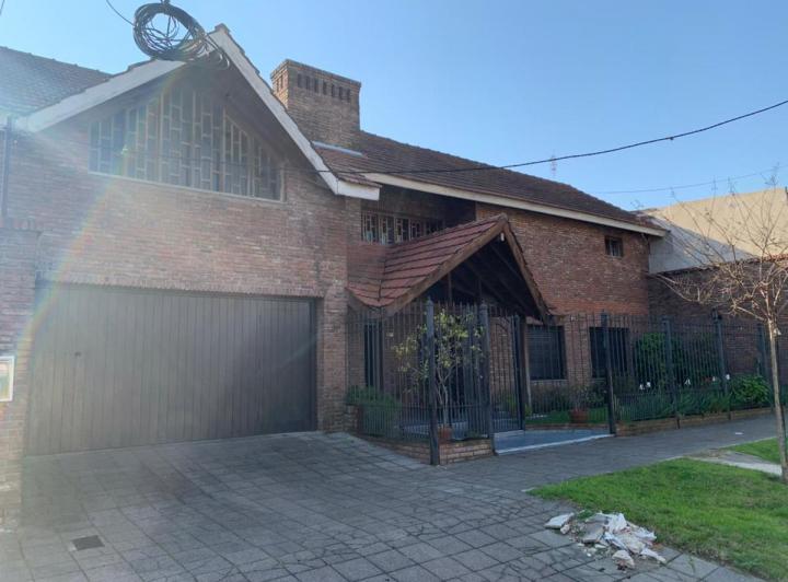 Casa · 300m² · 6 Ambientes · 2 Cocheras
