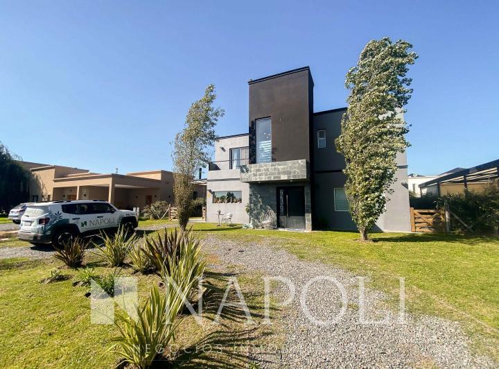Casa · 180m² · 6 Ambientes · 1 Cochera