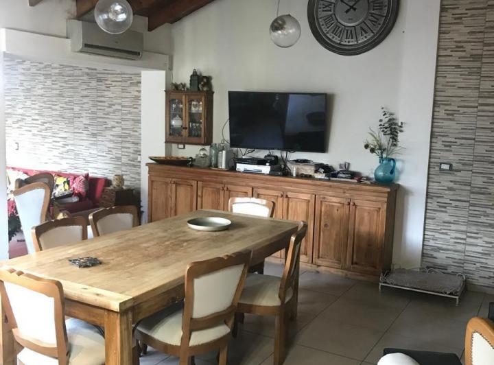 Casa · 200m² · 5 Ambientes · 2 Cocheras