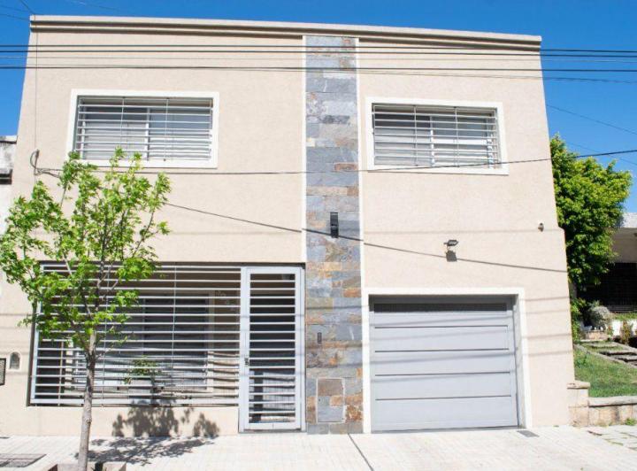 Casa · 290m² · 6 Ambientes · 2 Cocheras