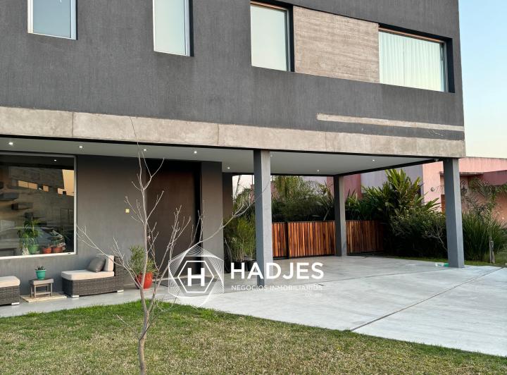 Casa · 300m² · 5 Ambientes · 2 Cocheras