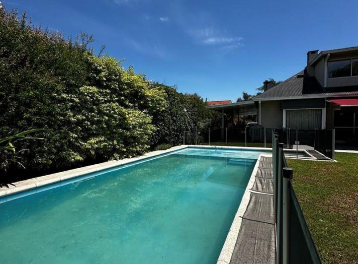 Casa · 219m² · 5 Ambientes · 2 Cocheras