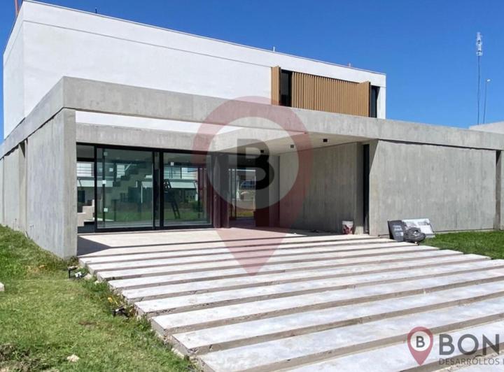 Casa · 169m² · 5 Ambientes · 4 Cocheras