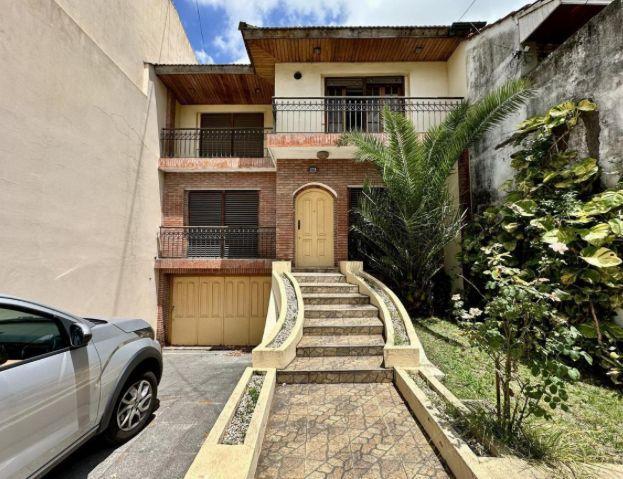 Casa · 215m² · 5 Ambientes · 2 Cocheras