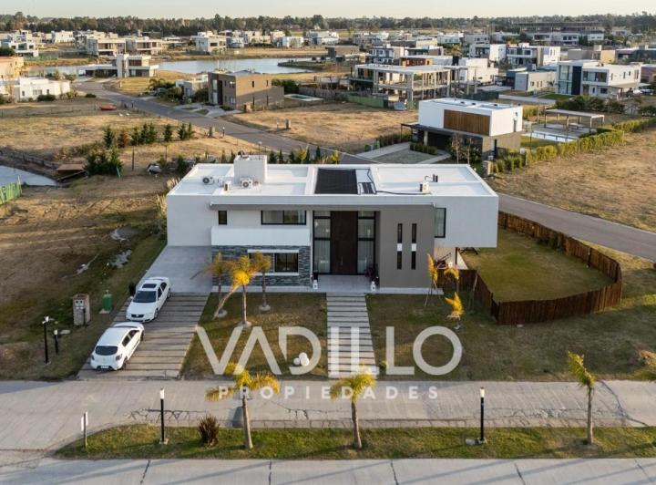 Casa · 390m² · 5 Ambientes · 2 Cocheras