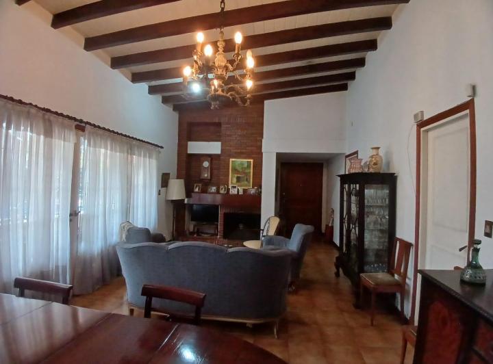 Casa · 209m² · 6 Ambientes · 1 Cochera