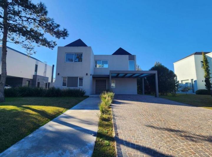 Casa · 251m² · 5 Ambientes · 2 Cocheras