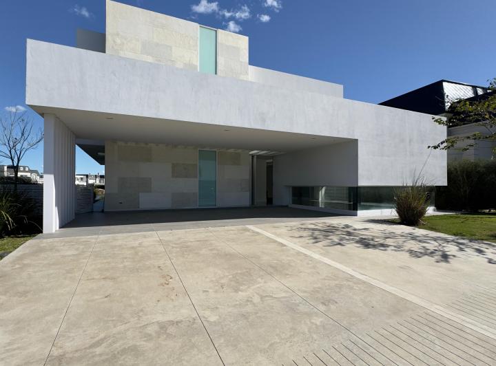 Casa · 400m² · 5 Ambientes · 3 Cocheras