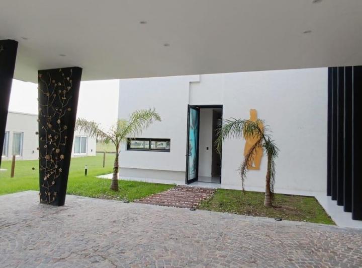 Casa · 1000m² · 5 Ambientes · 2 Cocheras