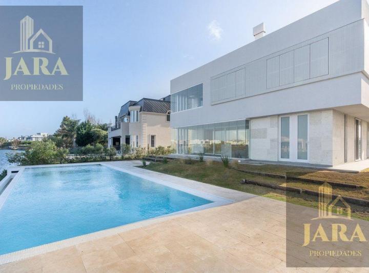 Casa · 400m² · 5 Ambientes · 3 Cocheras