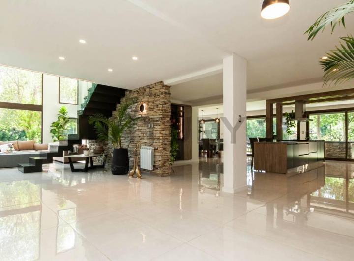 Casa · 380m² · 6 Ambientes · 1 Cochera