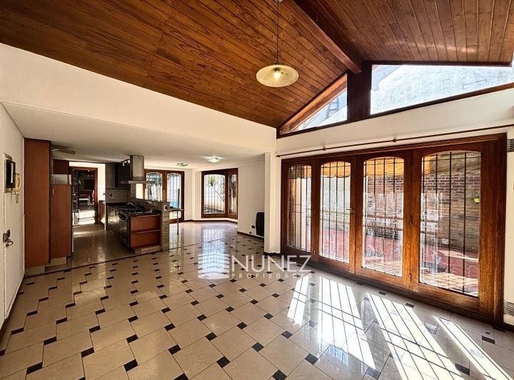 Casa · 240m² · 5 Ambientes · 2 Cocheras