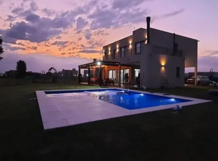 Casa · 250m² · 6 Ambientes · 2 Cocheras